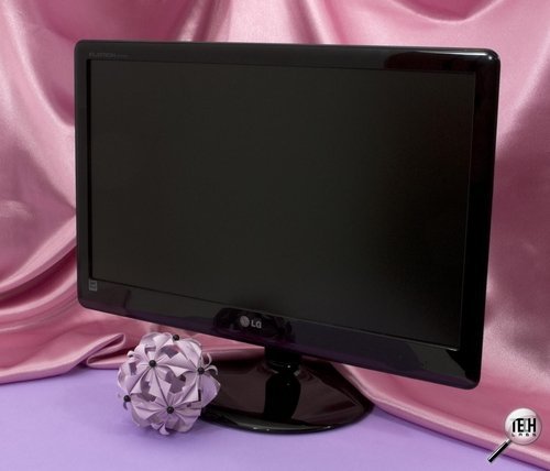 (Монитор LG W2286L общий план)