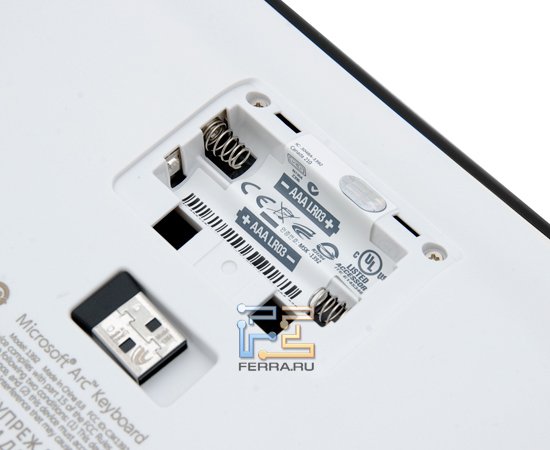 Крепление USB-приемника на тыльной стороне Microsoft Arc Keyboard