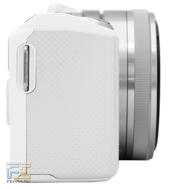 Правая сторона корпуса Sony NEX-5N, рукоятка с аккумулятором внутри