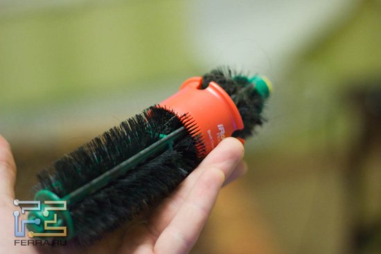 Очищаем щетку iRobot Roomba 564 PET от волос