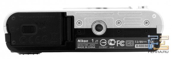Nikon 1 J1, вид снизу