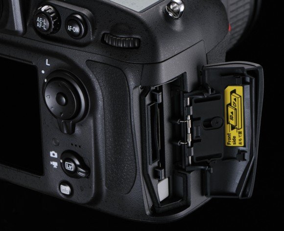 Слоты SD и CF на правой боковой панели Nikon D800