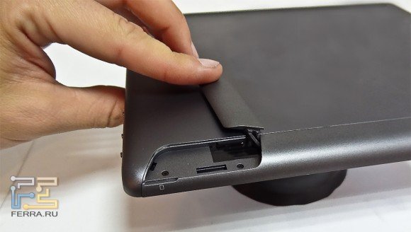 Крышка, закрывающая разъем для microSD карты