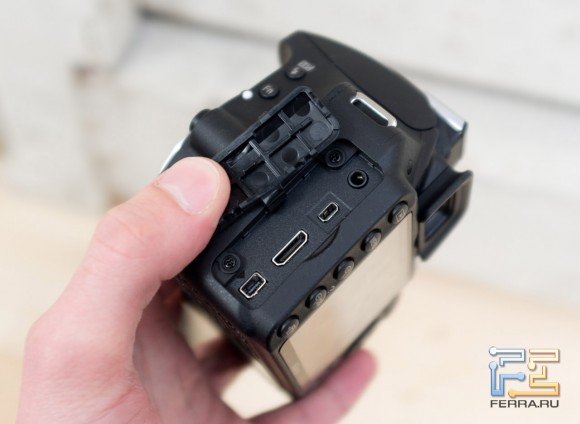 Разъемы под резиновой заглушкой на левом торце корпуса Nikon D3200