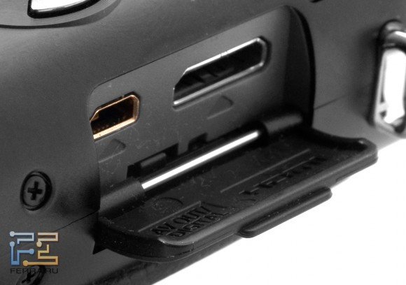 USB и HDMI порты Panasonic Lumix LX7, прячущиеся под заглушкой