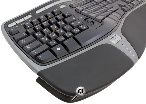 Эргономичная проводная клавиатура Microsoft Natural Ergonomic Keyboard 4000. Центральная часть устройства с «зумом»