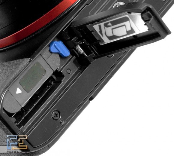 Отсек для батареи и карты памяти на нижней панели корпуса Sony Cyber-shot RX1