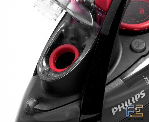 Яркая красная окантовка заливного отверстия уменьшает шансы промахнуться при заправке Philips Easycare GC 3593 водой