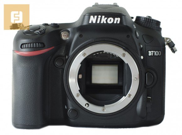 Лицевая сторона корпуса Nikon D7100