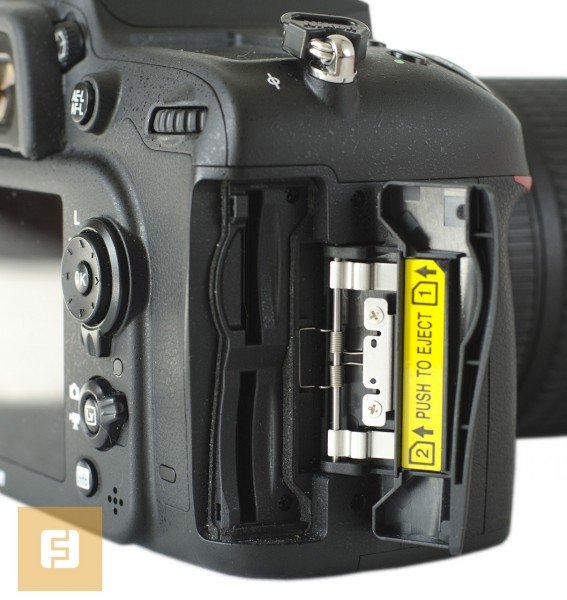 Слоты для карт памяти на правом торце корпуса Nikon D7100