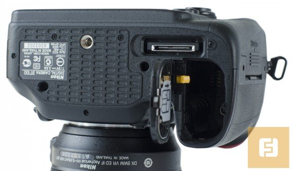 Нижний торец корпуса Nikon D7100