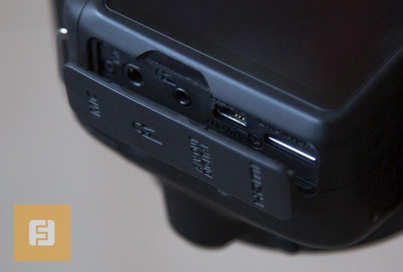 Порты под заглушкой на левой боковой грани Canon EOS 100D