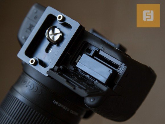 Отсек для батареи и карты памяти на нижней стороне корпуса Canon EOS 100D