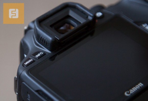 Глазок видоискателя Canon EOS 100D и кнопки рядом с ним