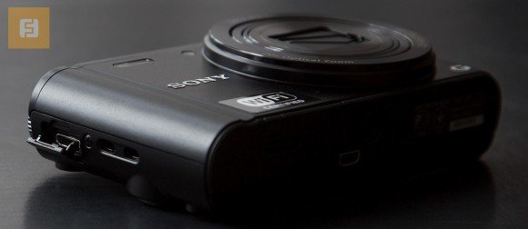 Sony Cyber-shot DSC-WX300 со стороны разъема для подключения USB кабеля