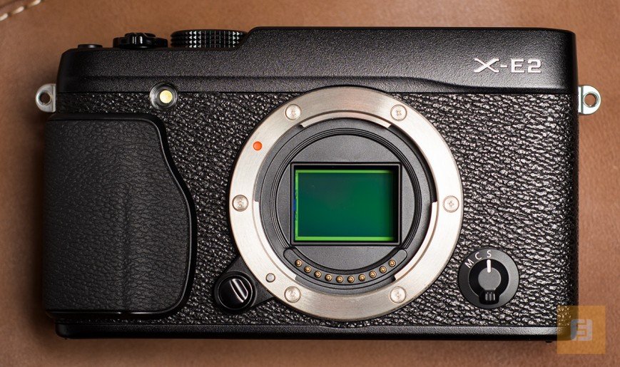 Fujifilm X-E2 оснащена сенсором формата APS-C