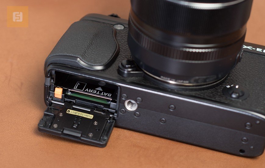 Неудобное расположение резьбы для установки Fujifilm X-E2 на штатив